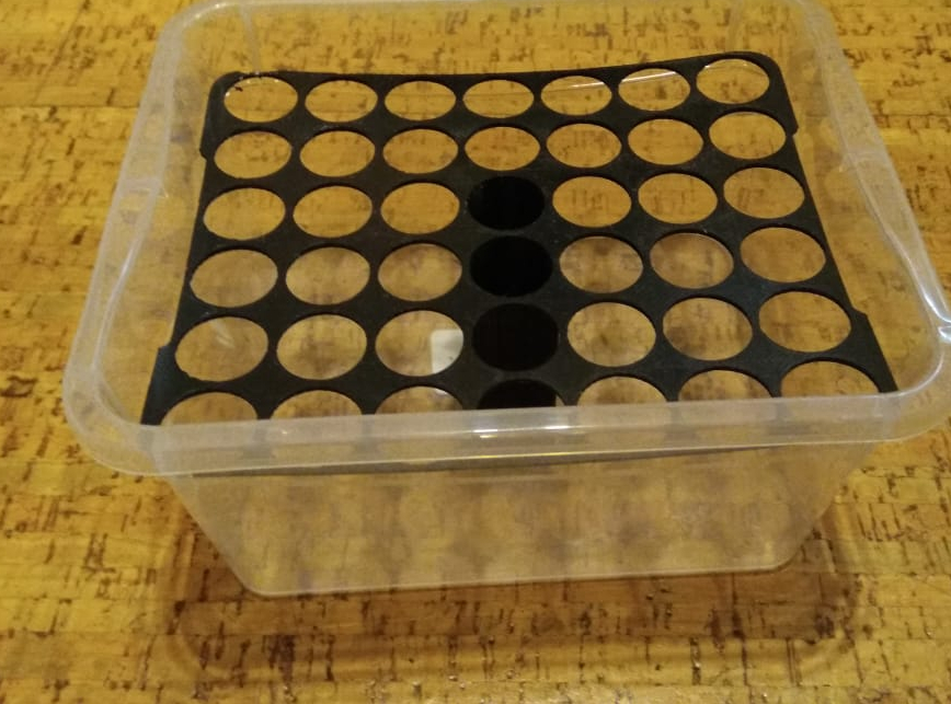 12 cal kartuşun saklanması, 55 ruble için sabit bir fiyattan bir kutuya yerleştirilir. (Plastik Aparattır!!!)