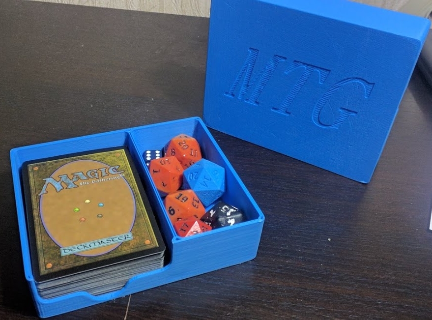 Magic the Gathering destesi için kutu, zarlar için niş. (Plastik Aparattır!!!)