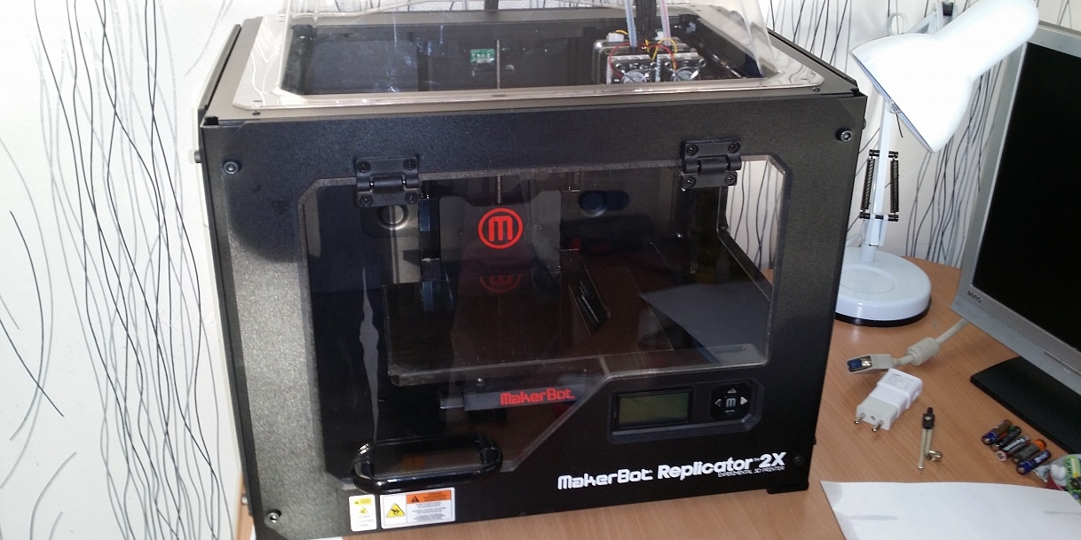 Знаменитый американский 3D Принтер MakerBot Replicator 2X 2 экструдера + 5 катушек пластика Знаменитый американский 3D Принтер MakerBot Replicator 2X 2 экструдера + 5 катушек пластика