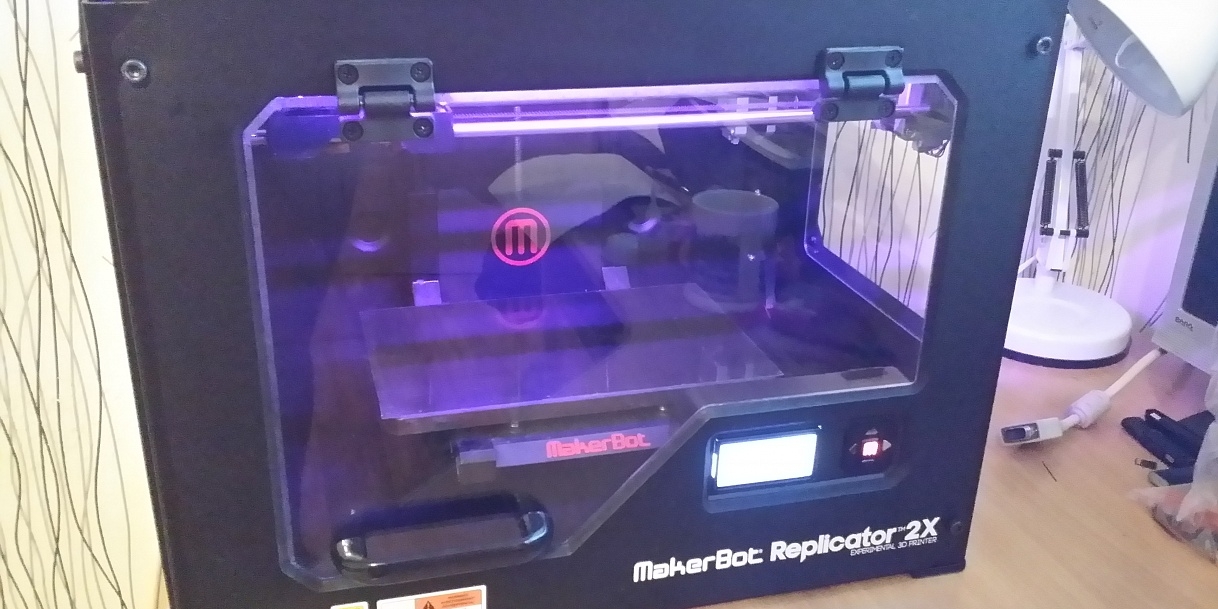 Знаменитый американский 3D Принтер MakerBot Replicator 2X 2 экструдера + 5 катушек пластика Знаменитый американский 3D Принтер MakerBot Replicator 2X 2 экструдера + 5 катушек пластика