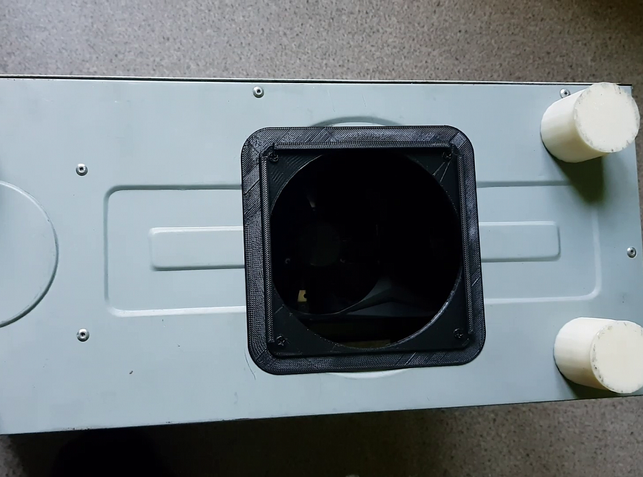 Filtreli bir PC kasasına ek bir fan takmak için parçalar. (Plastik Aparattır!!!) Filtreli bir PC kasasına ek bir fan takmak için parçalar. (Plastik Aparattır!!!)