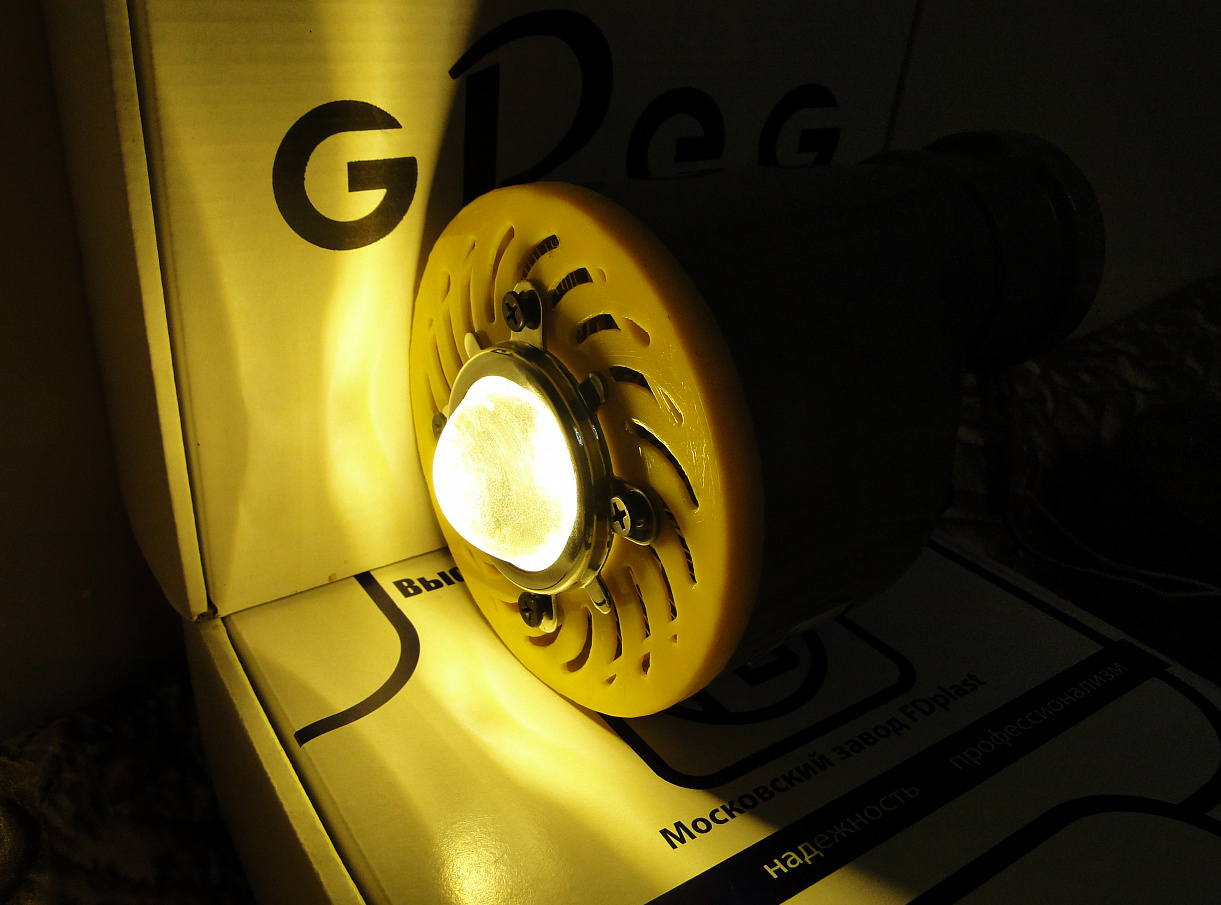 100W LED el feneri (Plastik Aparattır!!!) 100W LED el feneri (Plastik Aparattır!!!)