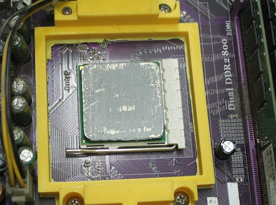 GeForce 7050M-M V2.0 işlemci için soğutucunun montajı (Plastik Aparattır!!!) GeForce 7050M-M V2.0 işlemci için soğutucunun montajı (Plastik Aparattır!!!)