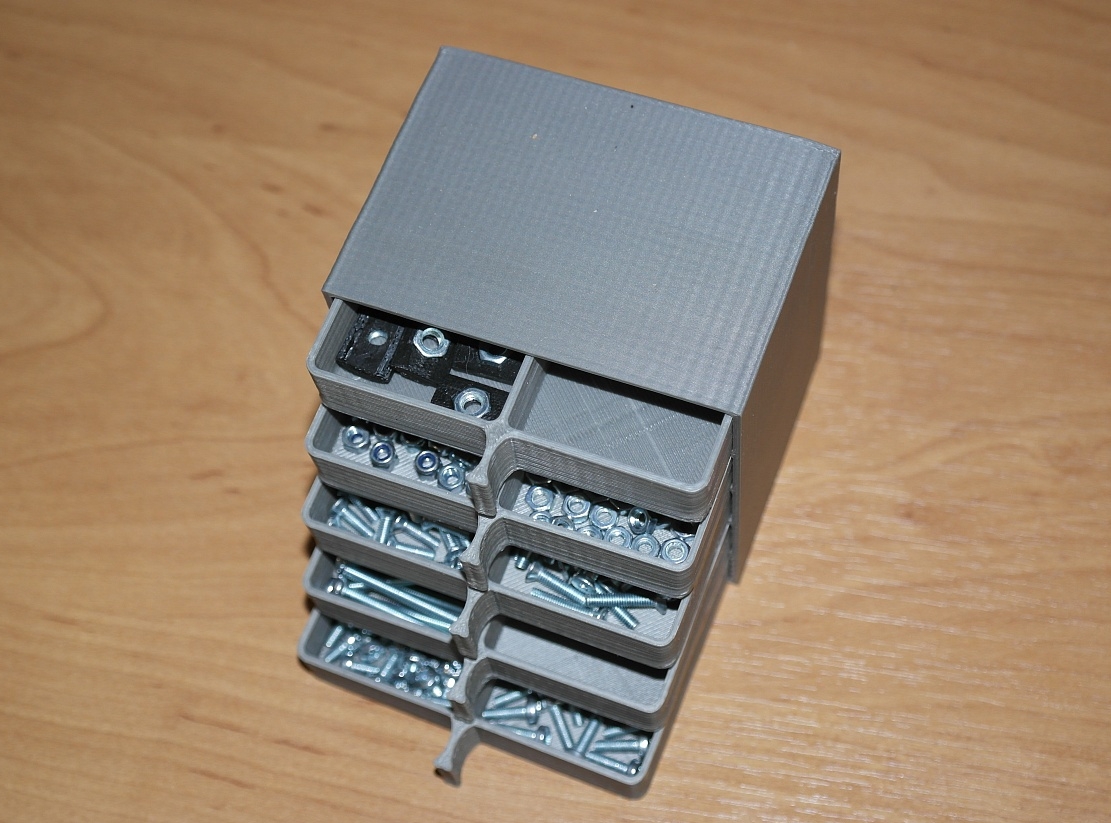 Küçük eşyaların saklanması için çekilebilir raflı çekmece (Plastik Aparattır!!!)