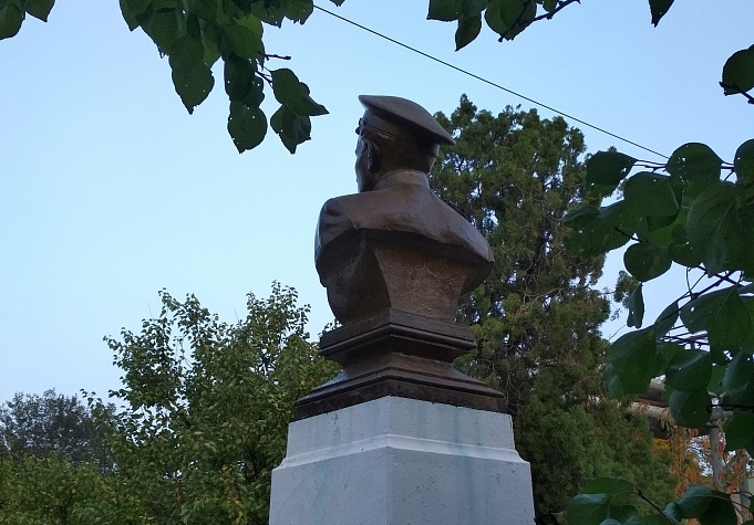 Смоделировать бюст по фотографии памятника