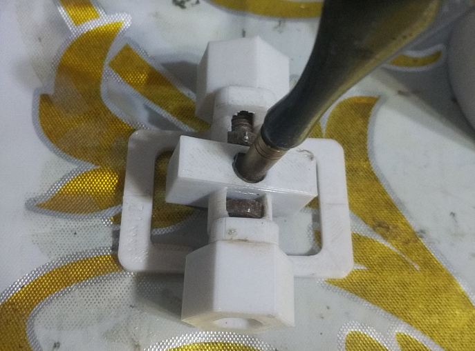 Sovyet elmas cam kesici için açılı kelepçe (Plastik Aparattır!!!)