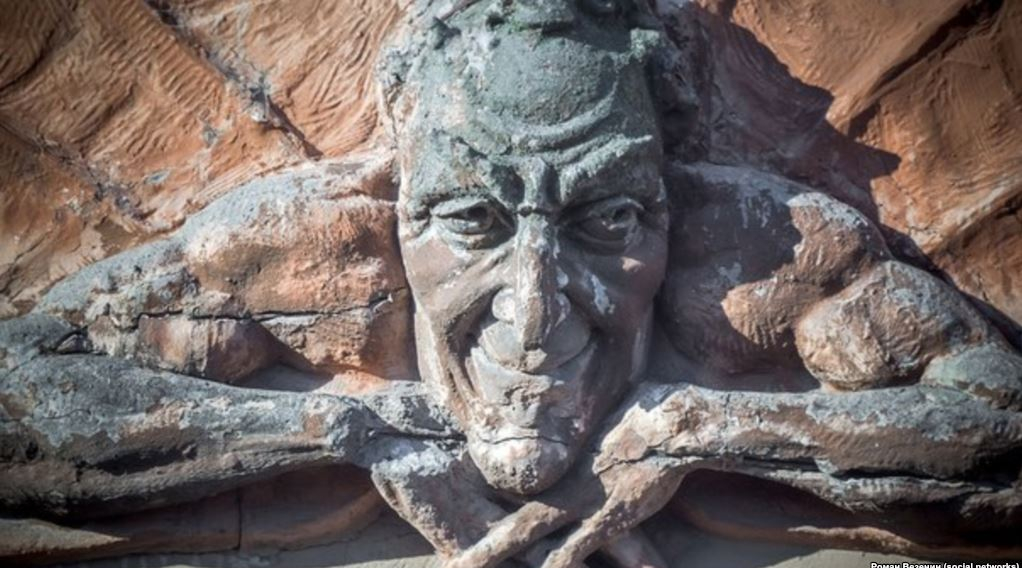 Воссоздать разрушенную вандалами скульптуру