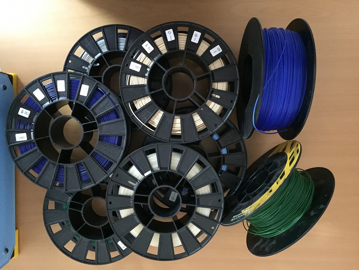 Срочно продам 3D принтер Witbox плюс 8 катушек пластика PLA.