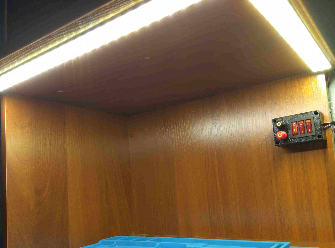 Masa lambası anahtarı muhafazası ve 12 volt konnektör. (Plastik Aparattır!!!)