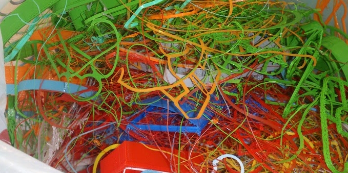 Отдам пластиковые обрезки PLA: брак, бримы-рафты и т.п. 800гр.