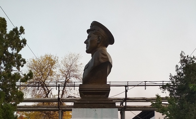 Смоделировать бюст по фотографии памятника