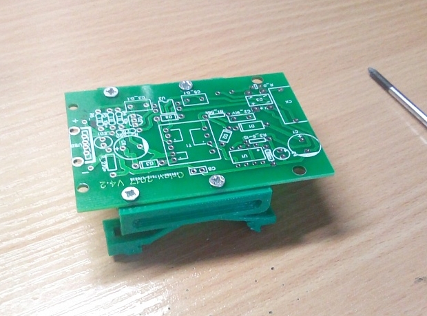 DIN rayına montaj (Plastik Aparattır!!!)