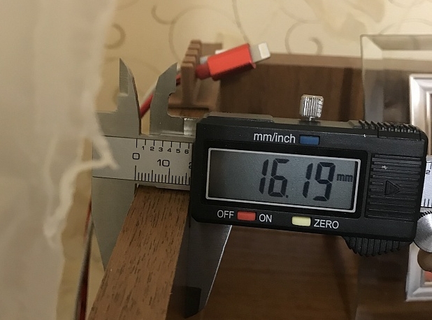 Akıllı telefonları, tabletleri şarj etmek için kablo tutucu (Plastik Aparattır!!!) Akıllı telefonları, tabletleri şarj etmek için kablo tutucu (Plastik Aparattır!!!)