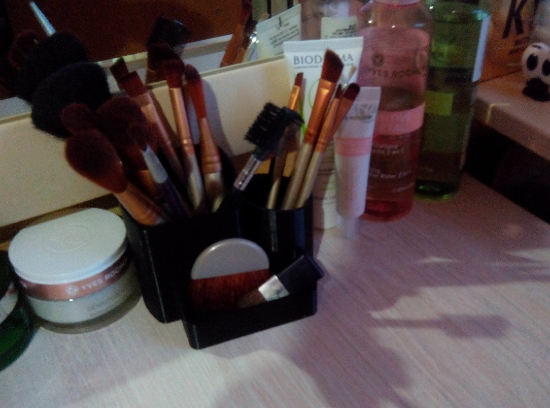 Makyaj fırçaları için stand) (Plastik Aparattır!!!)