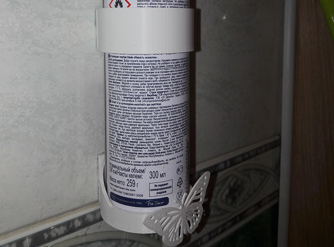 Banyoda hava spreyi tutucusu. Kelebek modeli yazar sayesinde benim DEĞİLDİR!!! (Plastik Aparattır!!!)