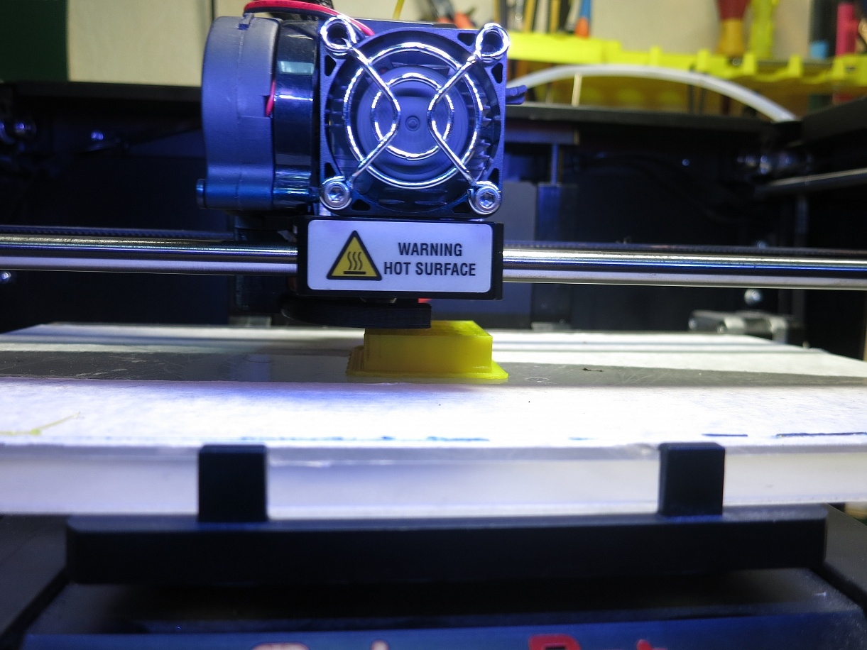 Продаем MakerBot Replicator 2