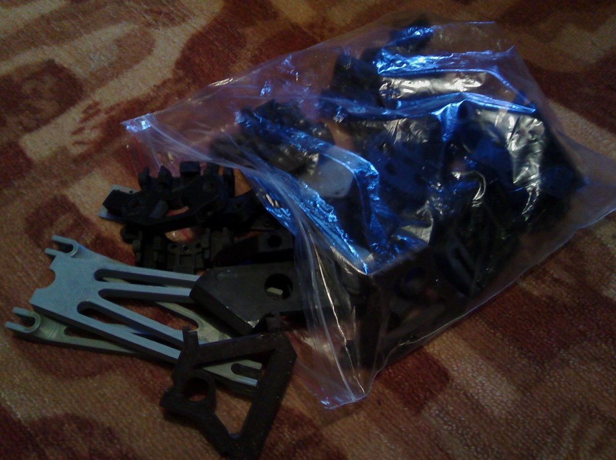 Продам по договорённости пластиковые детали i2 Б/У