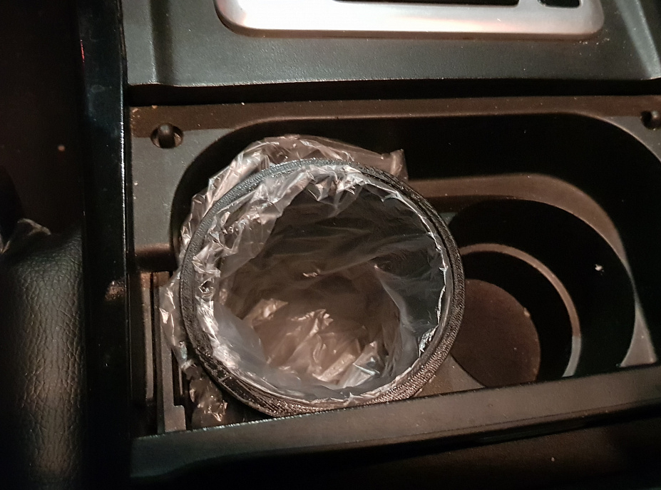 Bardak tutucuda araba çöp kutusu (Plastik Aparattır!!!)
