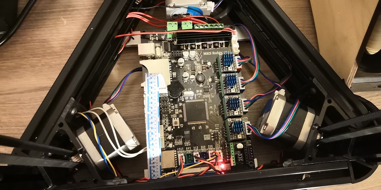 Дельта принтер на рельсах 32бит на магнитах.