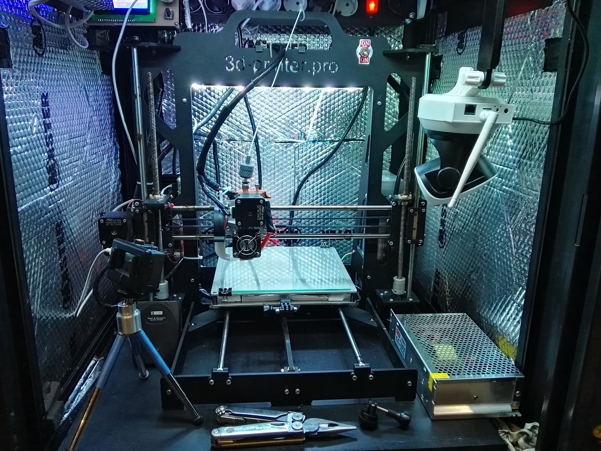 Продаю Prusa I3  на стальной раме, в серверном шкафу. Продаю Prusa I3  на стальной раме, в серверном шкафу.