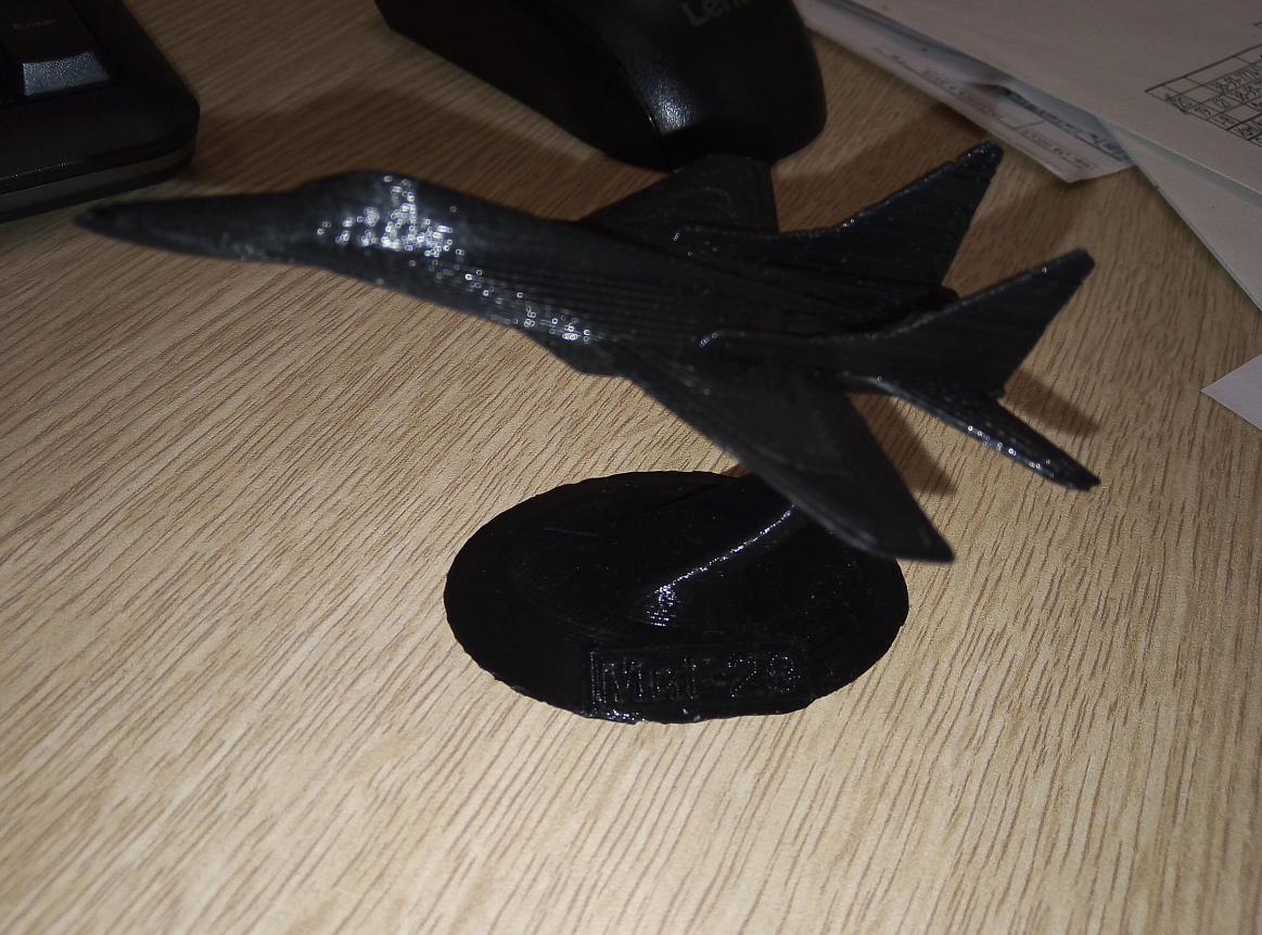 MiG-29 bir standda (Plastik Aparattır!!!)