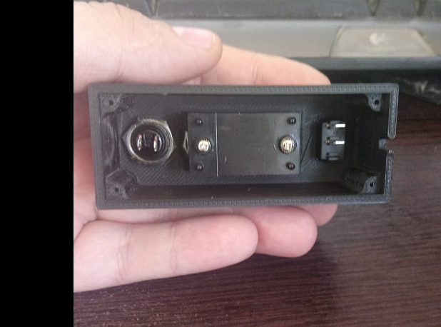 Bir voltmetre için muhafaza (Plastik Aparattır!!!)