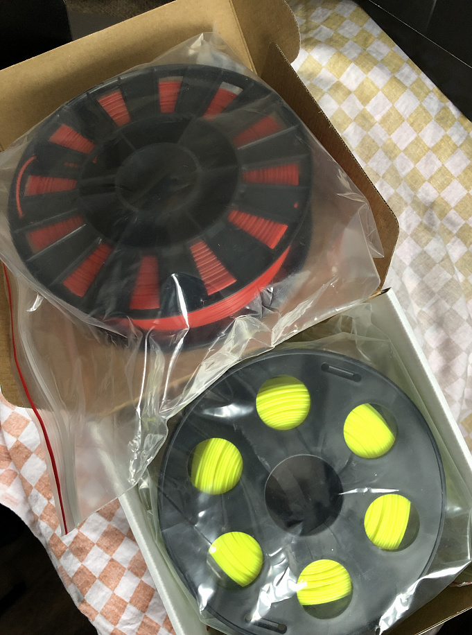 2 по цене 1: Продам 2 катушки  PLA FDplast по 0,75