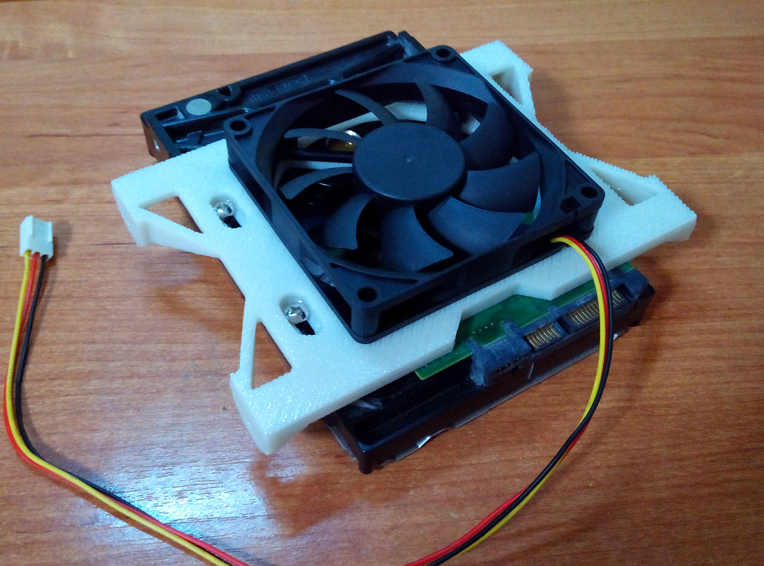 5,25" yuvaya fanlı 3,5" HDD takmak için adaptör çerçevesi (Plastik Aparattır!!!) 5,25" yuvaya fanlı 3,5" HDD takmak için adaptör çerçevesi (Plastik Aparattır!!!)