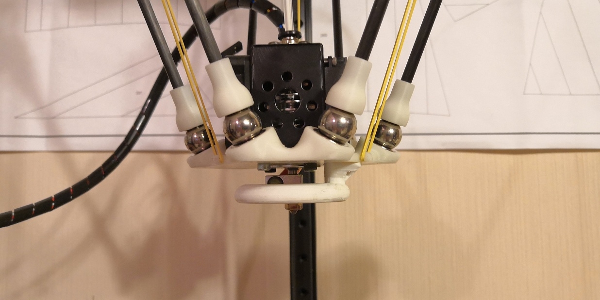 Дельта принтер на рельсах 32бит на магнитах.