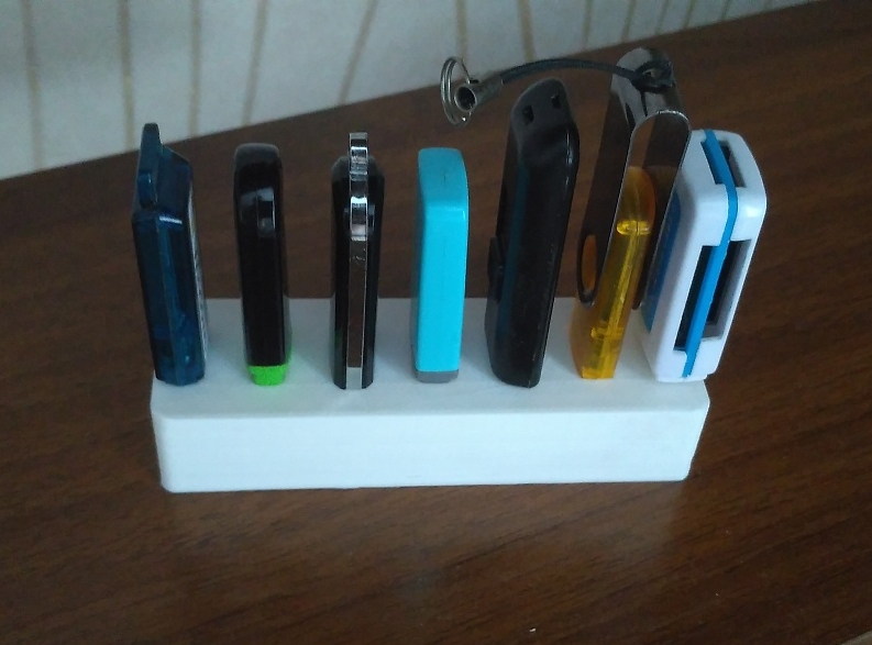 USB flash sürücüler için stand (Plastik Aparattır!!!)