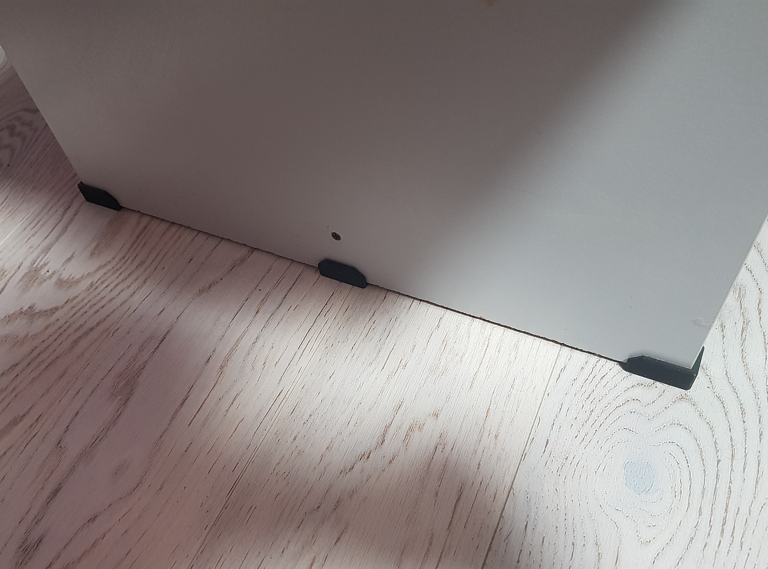 Nominal boyutu 16 mm olan suntadan yapılmış masa ayakları üzerine yapıştırılmıştır (16,5 mm) (Plastik Aparattır!!!)