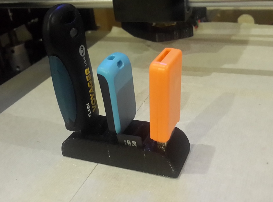 Flash kartlar için stand tutucusu (Plastik Aparattır!!!) Flash kartlar için stand tutucusu (Plastik Aparattır!!!)