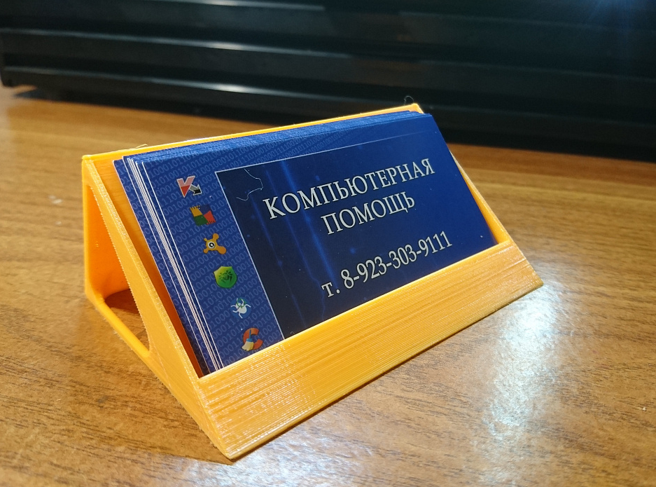 Bir sandalyenin üzerinde kartvizit. (Plastik Aparattır!!!)