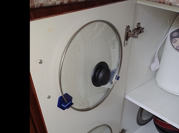 Mutfak ünitesinin cephesine kapaklar için kanca takılması (Plastik Aparattır!!!)