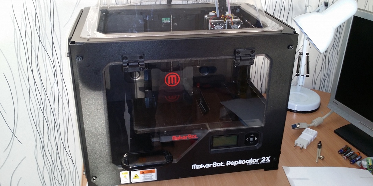 Знаменитый американский 3D Принтер MakerBot Replicator 2X 2 экструдера + 6 катушек пластика Знаменитый американский 3D Принтер MakerBot Replicator 2X 2 экструдера + 6 катушек пластика