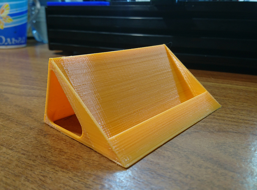 Bir sandalyenin üzerinde kartvizit. (Plastik Aparattır!!!)