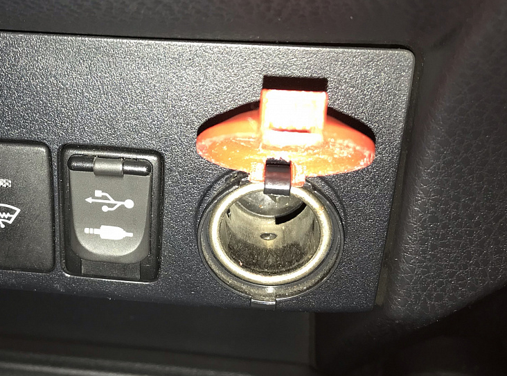 Toyota RAV4 çakmak kapağı (Plastik Aparattır!!!)