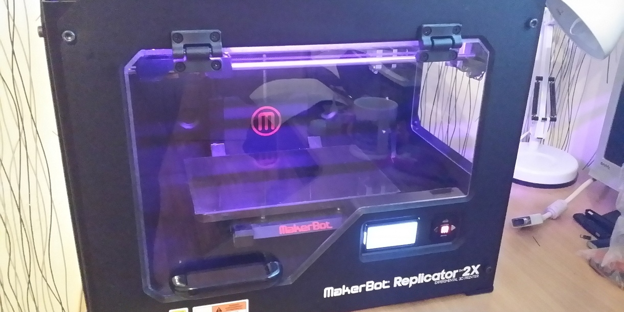 Знаменитый американский 3D Принтер MakerBot Replicator 2X 2 экструдера + 6 катушек пластика Знаменитый американский 3D Принтер MakerBot Replicator 2X 2 экструдера + 6 катушек пластика