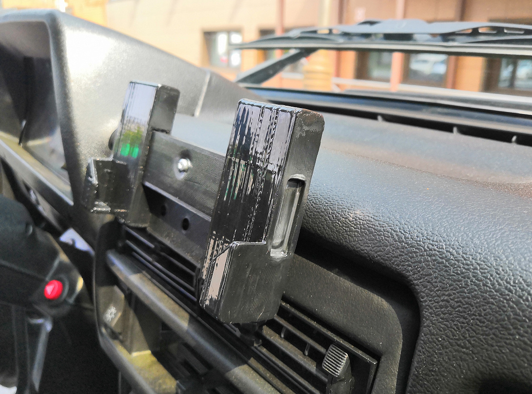 LADA 4x4 3D ve 5D için telefon tutucusu (Plastik Aparattır!!!)