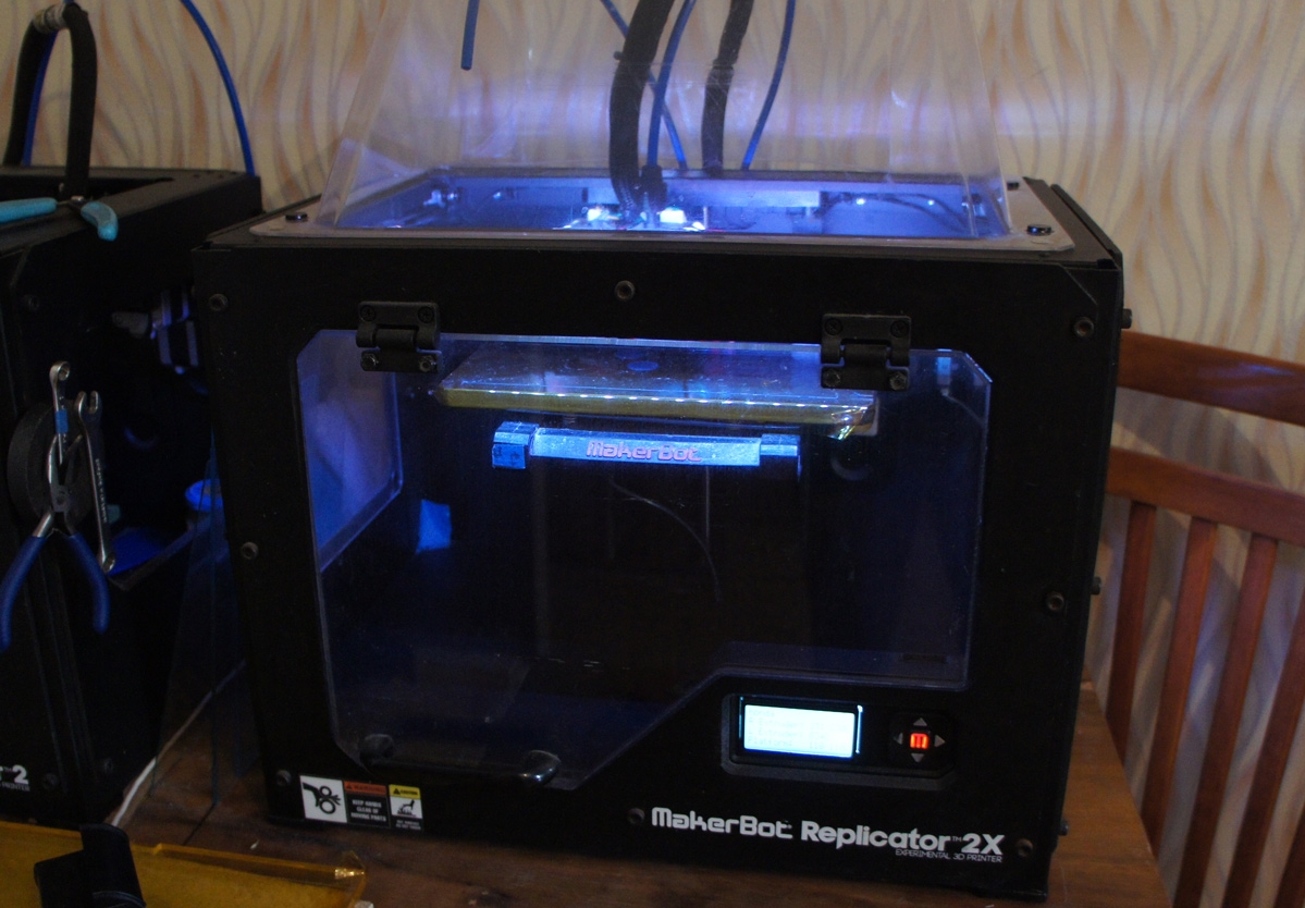 Продается MakerBot Replicator 2X в прекрасном состоянии  Продается MakerBot Replicator 2X в прекрасном состоянии