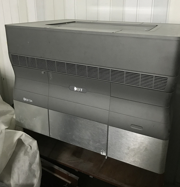 Предлагаю 3D принтер из США Stratasys Objet 24. Новый, но не на гарантии, потому за треть цены.
