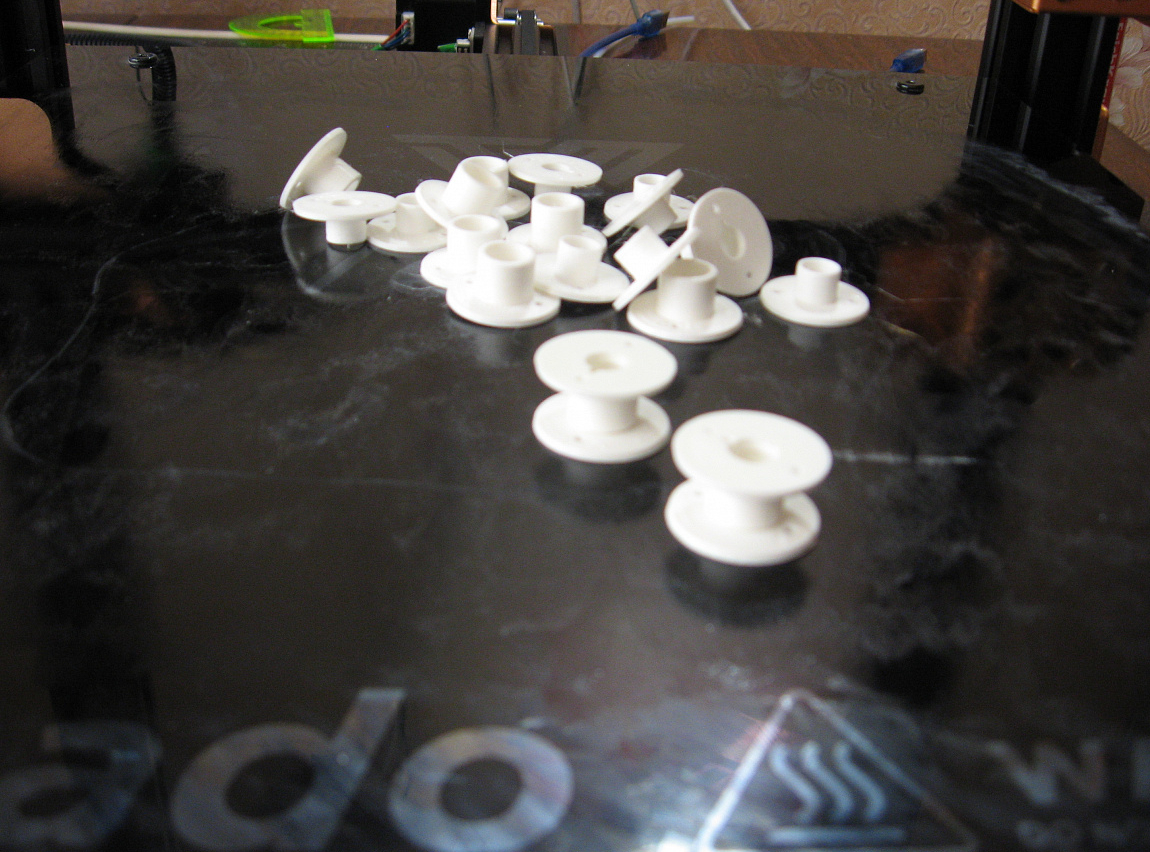 Bir dikiş makinesi için bobin. (Plastik Aparattır!!!)