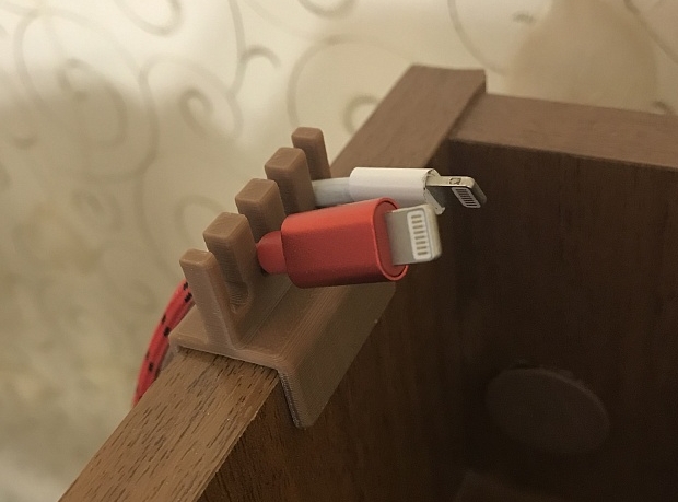 Akıllı telefonları, tabletleri şarj etmek için kablo tutucu (Plastik Aparattır!!!)