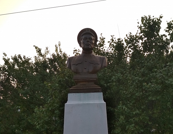 Смоделировать бюст по фотографии памятника