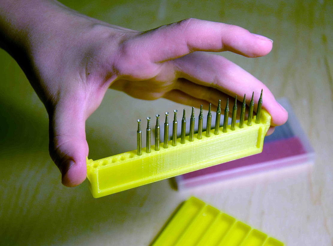 Dremel gravür makinesi için bir takım matkaplar, matkaplar ve kesiciler için organizatör. (Plastik Aparattır!!!)