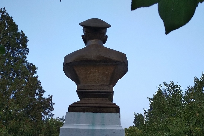 Смоделировать бюст по фотографии памятника