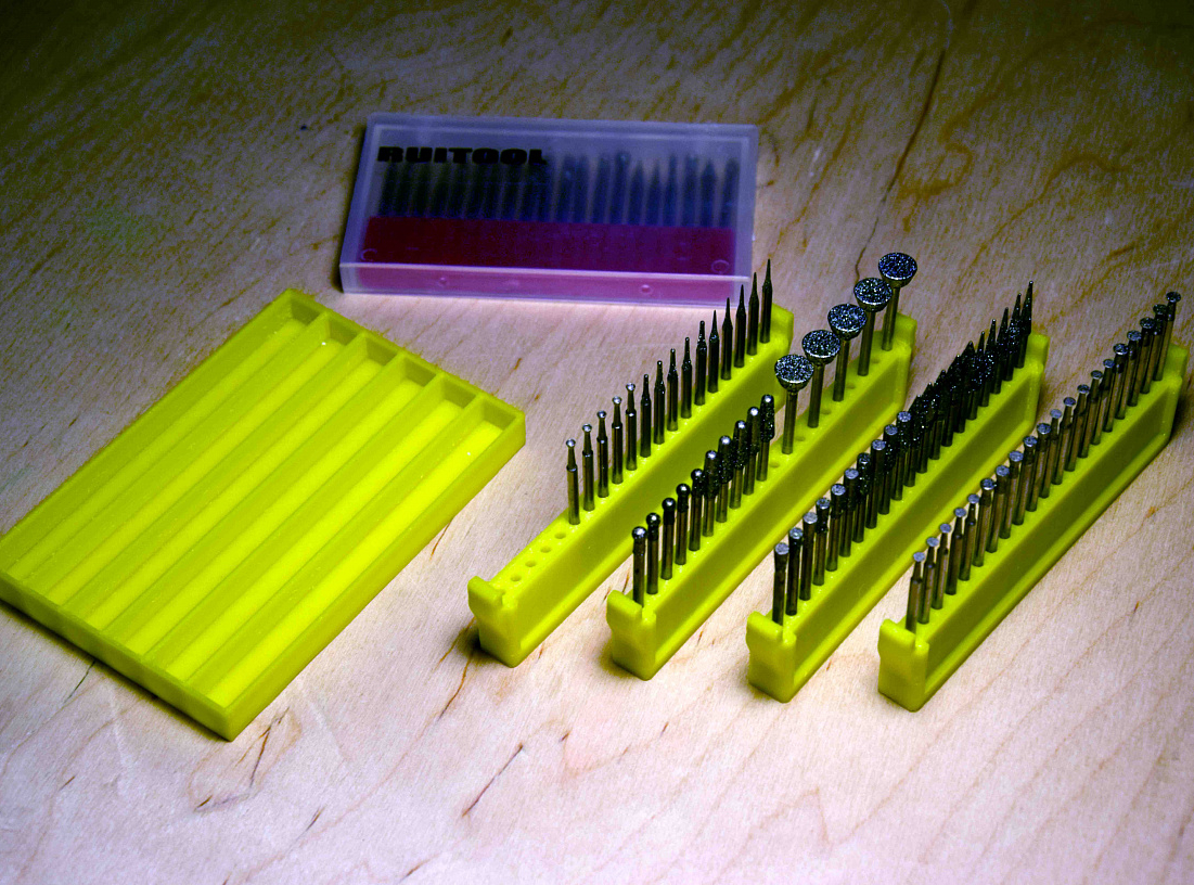 Dremel gravür makinesi için bir takım matkaplar, matkaplar ve kesiciler için organizatör. (Plastik Aparattır!!!)