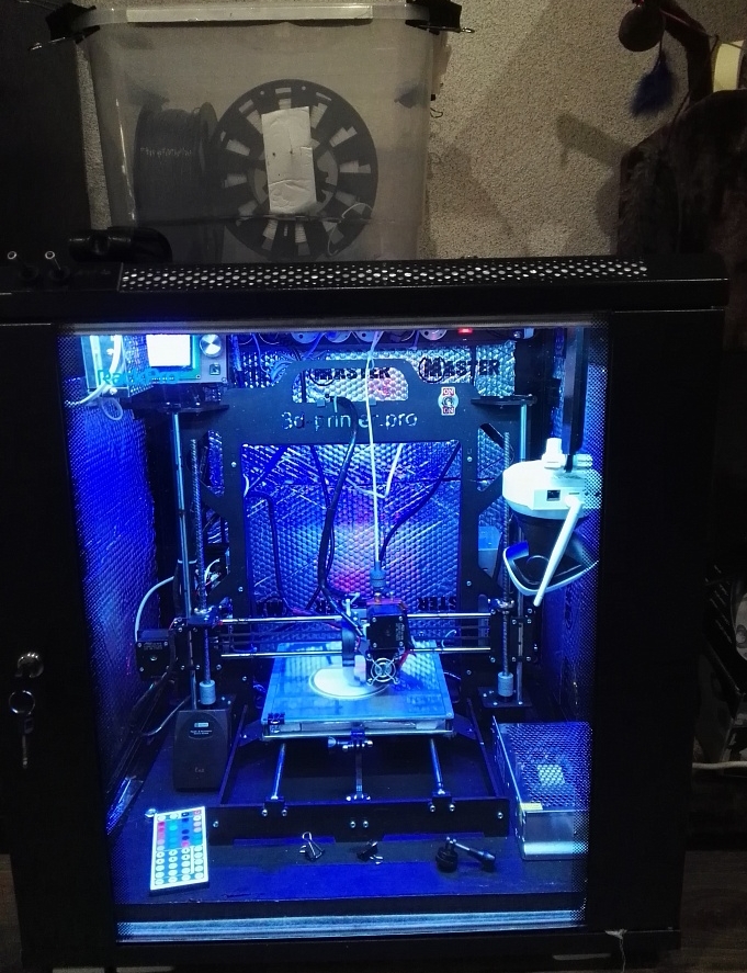 Продаю Prusa I3  на стальной раме, в серверном шкафу. Продаю Prusa I3  на стальной раме, в серверном шкафу.