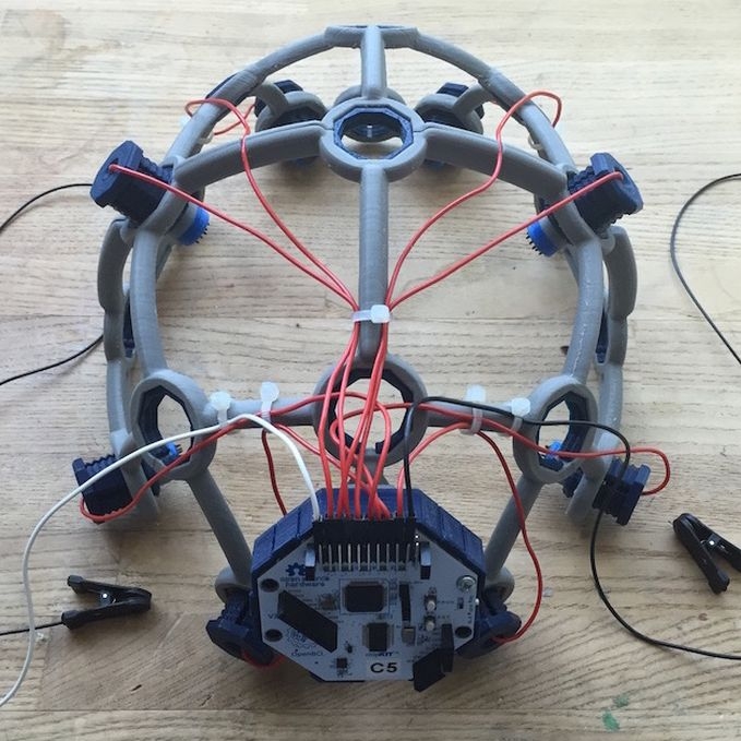 Печать шлема для энцефалографа