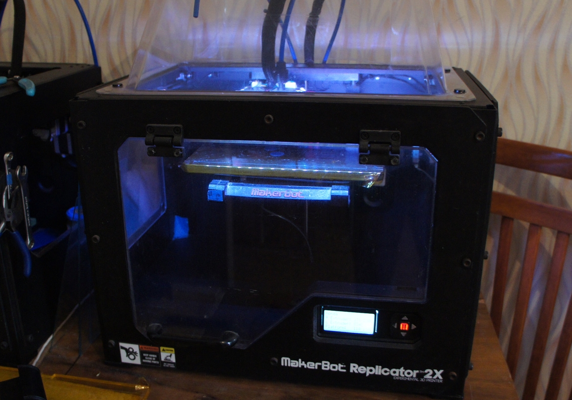 Продается MakerBot replicator 2X Продается MakerBot replicator 2X